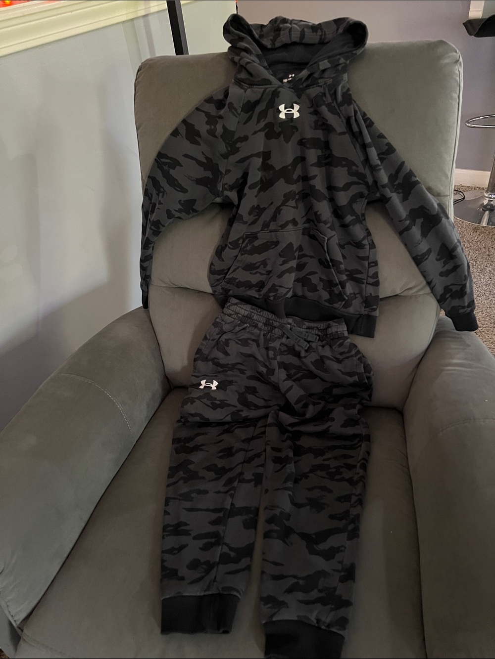Under Armour Black Camo Kids Hoodie & Joggers Set, boys size YS